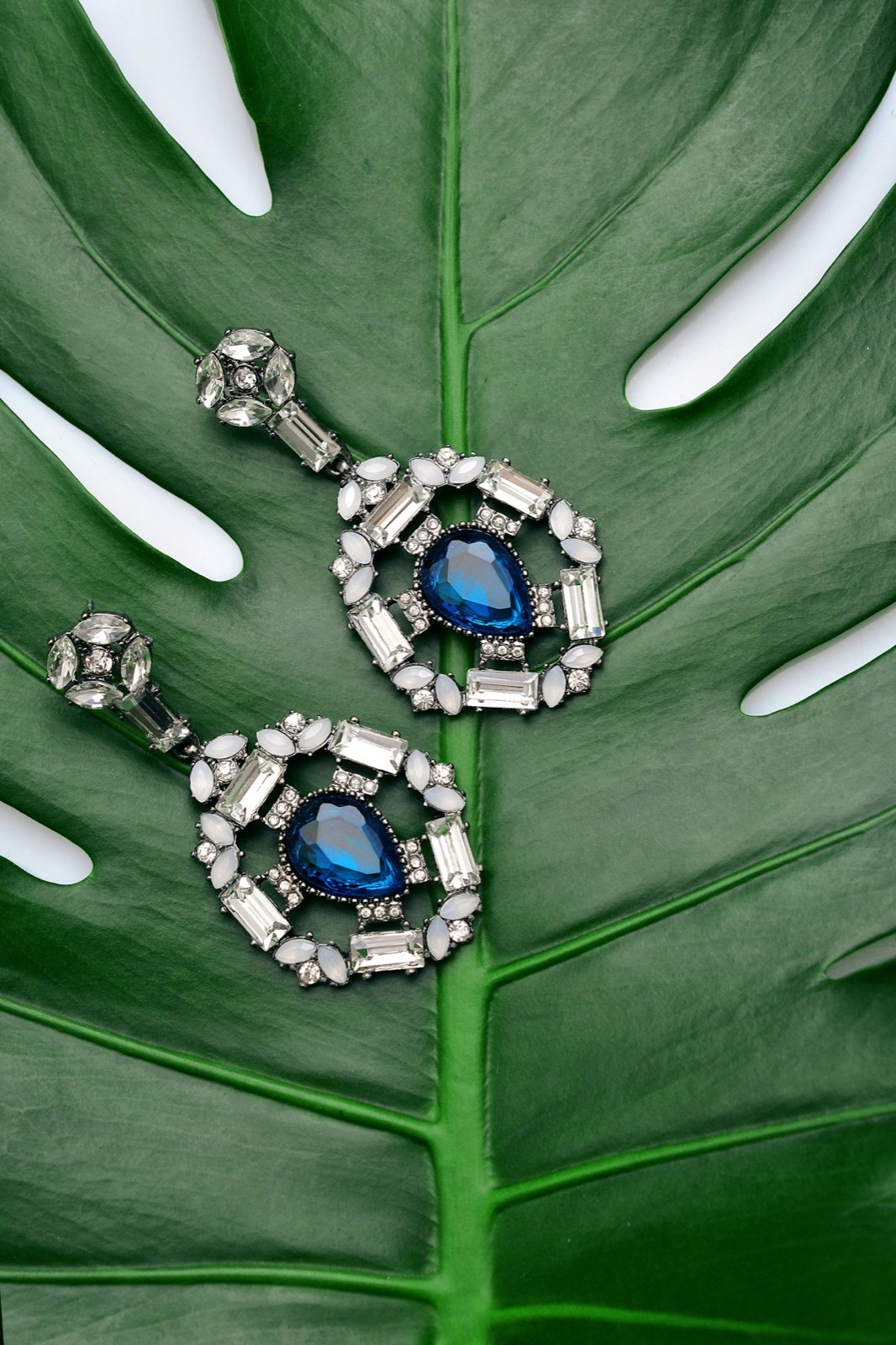 Elegant gold earrings